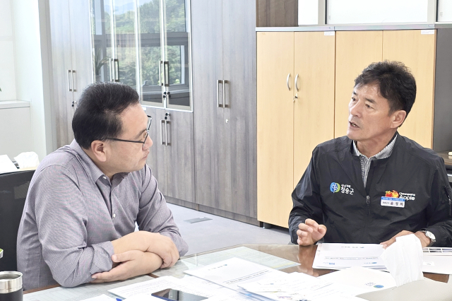 청송군은 지난 24일 정부세종청사를 방문해 2026년도 국가예산 확보를 위한 전방위 활동에 나섰다. 이날 윤경희 청송군수는 정부 각 부처를 돌며 지역 내년도 사업 관련 예산에 대해 직접 설명했다. 청송군 제공