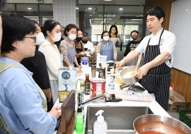 외식창업 키워드림 아카데미 수강생들이 영진전문대 호텔항공관광과가 운영하는 실습에 참여한 모습. 영진전문대 제공