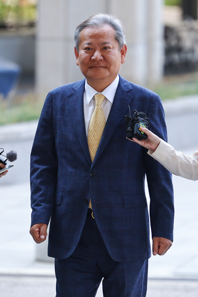 이상민 전 행정안전부 장관이 25일 내란특검 조사를 받기 위해 특검팀 사무실이 마련된 서울 서초구 서울고등검찰청으로 향하고 있다. 연합뉴스
