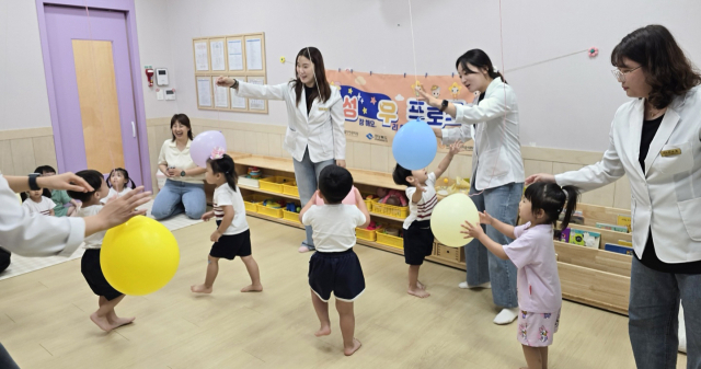 대구가톨릭대가 위탁 운영하는 영천시어린이·사회복지급식관리지원센터가 최근 어린이시설에서 맞춤형 운동 프로그램을 진행하고 있는 모습. 대구가톨릭대 제공