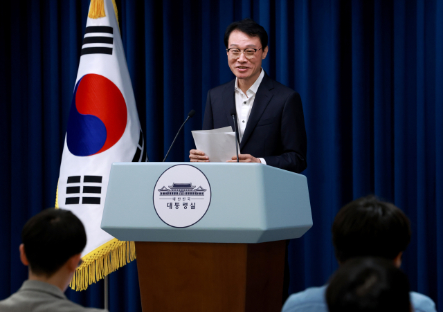이규연 대통령실 홍보소통수석이 17일 서울 용산 대통령실 청사에서 이날 이재명 대통령 주재로 열린 수석·보좌관 회의 등 현안 브리핑을 마친 뒤 취재진과 대화하고 있다. 연합뉴스
