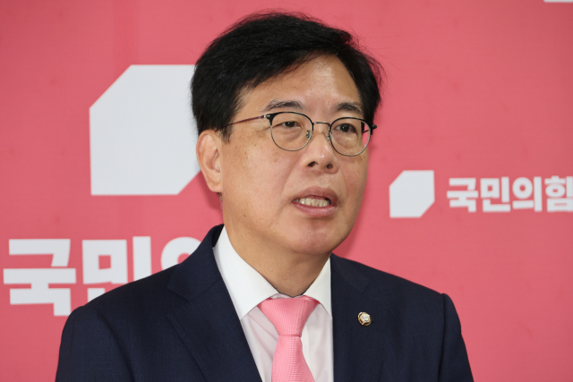 국민의힘 송언석 비대위원장 겸 원내대표가 25일 서울 여의도 국회에서 김건희특검의 김선교 의원실에 대한 압수수색을 비판하고 있다. 연합뉴스