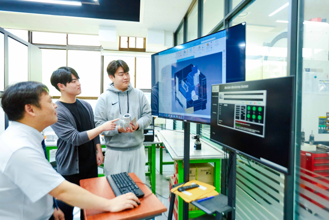 영진전문대 AI융합기계_디지털트윈 기반 5축 기계가공 실습. 영진전문대 제공