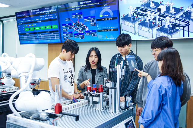 영진전문대 AI융합기계 협동로봇 제어실습. 영진전문대 제공