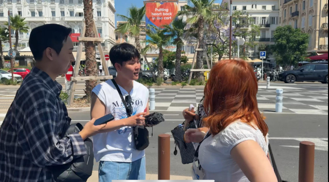대구가톨릭대 학생들이 칸 라이언즈 참가 마케터들과 인터뷰를 진행하고 있는 모습. 대구가톨릭대 제공
