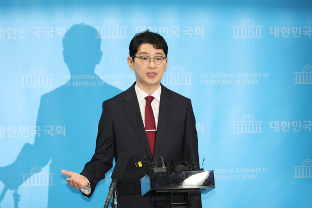 국민의힘 주진우 의원이 24일 서울 여의도 국회 소통관에서 국민의힘 당대표 출마 선언 기자회견을 마치고 취재진의 질문에 답하고 있다. 연합뉴스