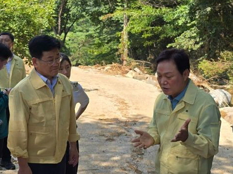 박완수 경남도지사가 24일 수해현장을 찾은 국회 산불특위 김정호 위원장(오른쪽)에게 재난 사전 예방을 위해 현안을 건의하고 있다. 경남도 제공