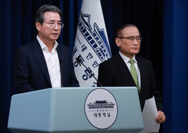 김용범 대통령실 정책실장(왼쪽)과 위성락 국가안보실장이 25일 서울 용산 대통령실 청사에서 이날 강훈식 대통령비서실장 주재로 열린 통상대책회의 관련 브리핑을 하고 있다. 연합뉴스