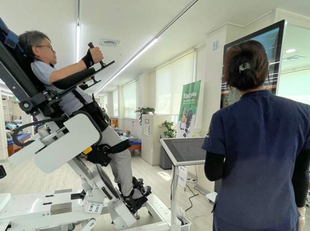 영남요양병원은 인공지능(AI) 레이더 시스템, 보행로봇, 방문객 자동 출입 시스템 등 최첨단 의료기기를 도입해 전국 최초 환자 안전병원으로의 도약을 준비하고 있다. 환자가 고정형 보행로봇을 사용하는 모습. 영남요양병원 제공