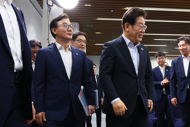 이재명 대통령과 전재수 해양수산부 장관이 25일 부산 부경대에서 열린 타운홀미팅 