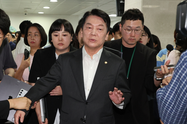 안철수 의원이 7일 서울 여의도 국회 소통관에서 전당대회 출마 의사를 밝히는 기자회견을 한 뒤 취재진 질문에 답하고 있다. 연합뉴스