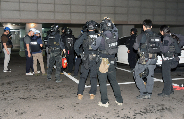 지난 21일 인천 송도국제도시 아파트에서 60대 남성이 아들을 사제총기로 살해한 뒤 체포됐다. 경찰이 21일 집에 폭발물을 설치했다는 피의자 진술을 토대로 서울 도봉구 피의자 자택을 수색하고 있다. 연합뉴스