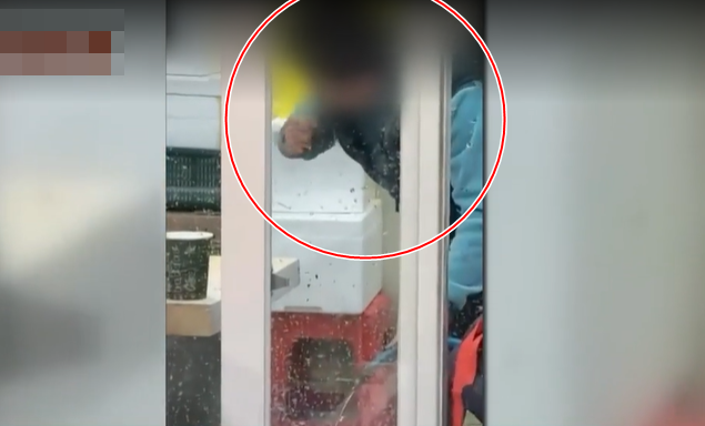 서울 종로의 한 전통시장에서 촬영된 영상이 해외 SNS에 재확산되면서 국내외에서 거센 비판이 이어지고 있다. /JTBC 사건반장