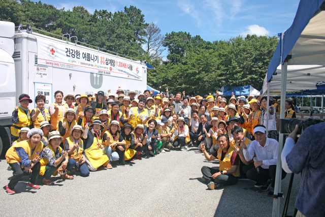 대한적십자사봉사회 소속 상주시 자원봉사자들이 올품이 제공한 1천200마리의 생닭을 삼계탕용으로 정리한 후 기념촬영을 하고 있다. 올품 제공