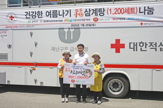 권용호 올품 상무(가운데)가 26일 상주교육지원청 광장에서 