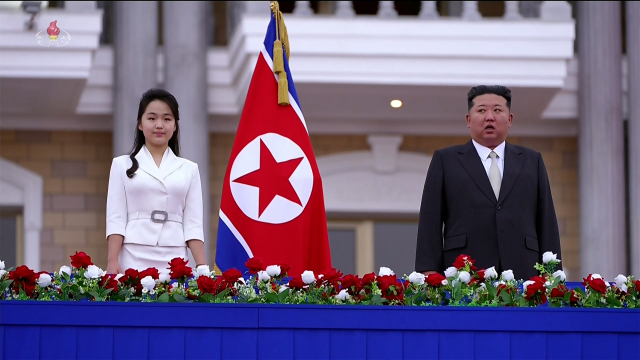 김정은 북한 국무위원장이 참석한 가운데 지난 24일 원산갈마해안관광지구 준공식이 진행됐다고 조선중앙TV가 26일 보도했다. 준공식에는 김 위원장의 아내 리설주 여사와 딸 주애도 참석했다. 조선중앙TV화면·연합뉴스