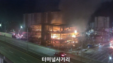 수원 권선구 모델하우스 큰불…소방 '대응 1단계' 발령 [영상]