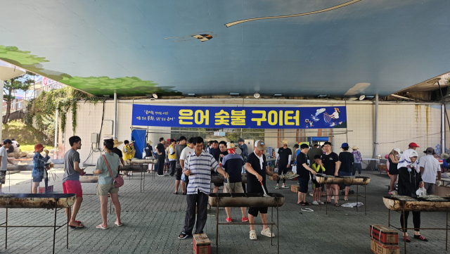 은어잡이체험장에서 잡은 은어를 은어숯불구이터에서 가족들과 함께 굽고 있다. 봉화군 제공