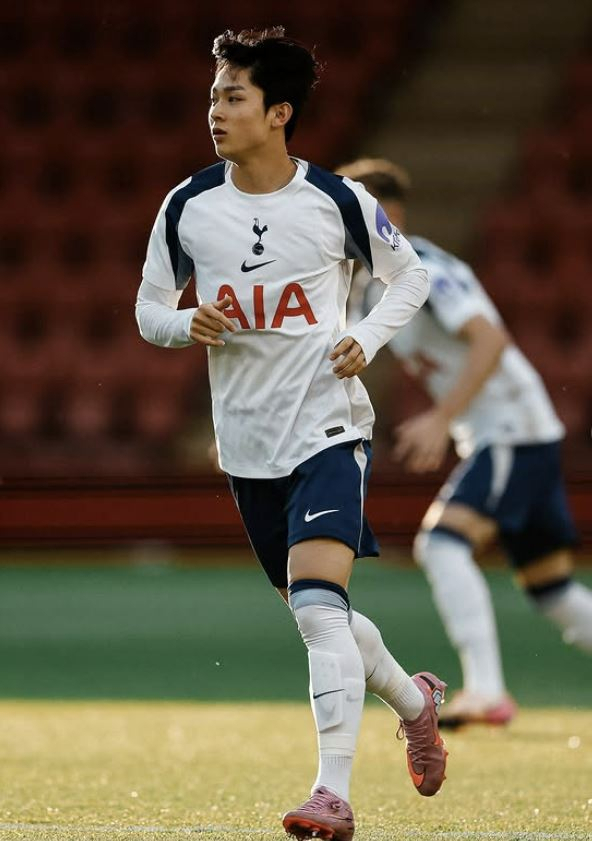 EPL 토트넘에서 훈련하던 양민혁. 토트넘 SNS 제공