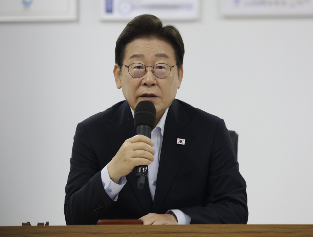 이재명 대통령이 25일 경기 시흥시 SPC 삼립 시화공장에서 열린 산업재해 근절 현장 노사간담회에서 발언하고 있다. 연합뉴스