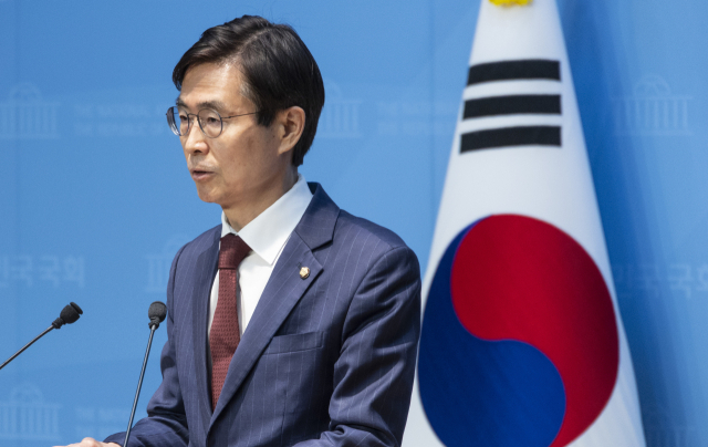 국민의힘 당 대표 선거 출마 선언을 한 조경태 의원이 27일 국회에서 당내 