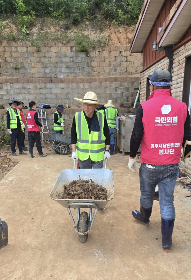 26일 김석기 국민의힘 의원, 경주 당협 봉사단이 경남 산청에서 수해복구 봉사활동을 벌였다. 출처 김석기 의원 페이스북