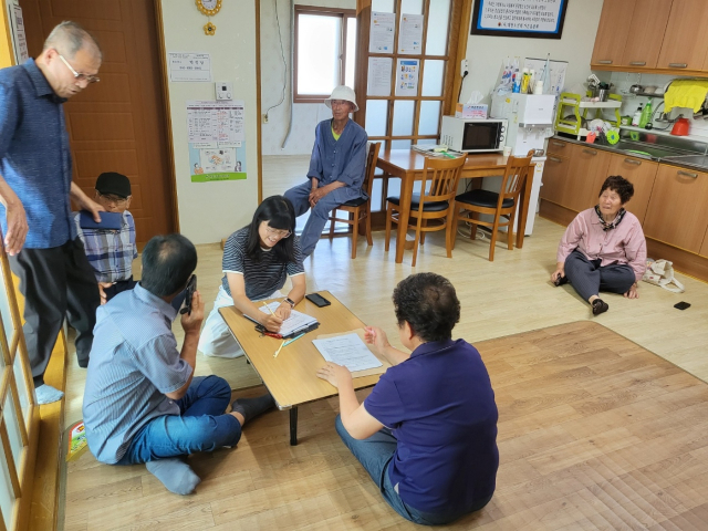 문경시 공무원이 마을회관을 찾아가 어르신들의 민생회복 소비쿠폰 신청 접수를 돕고 있다. 문경시 제공