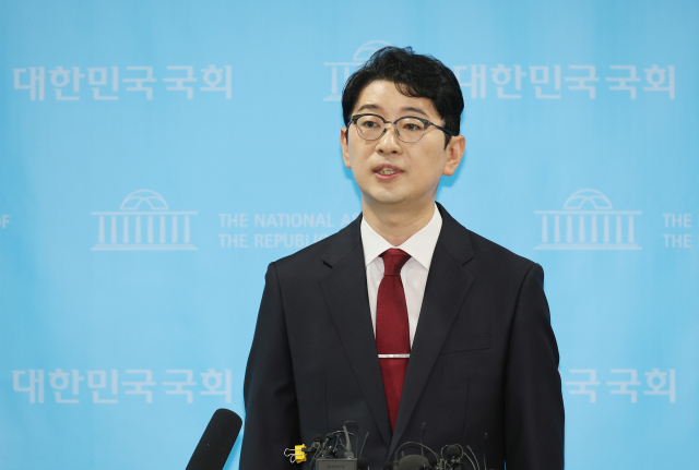 국민의힘 주진우 의원이 24일 서울 여의도 국회 소통관에서 국민의힘 당대표 출마 선언 기자회견을 마치고 취재진의 질문에 답하고 있다. 연합뉴스