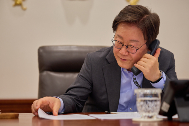 이재명 대통령이 24일 서울 용산 대통령실 청사에서 샤브카트 미르지요예프 우즈베키스탄 대통령과 전화 통화를 하고 있다. 연합뉴스