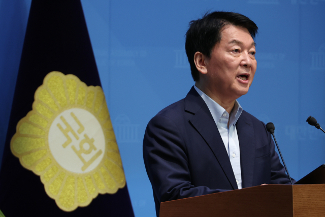 국민의힘 당권주자인 안철수 의원이 28일 서울 여의도 국회 소통관에서 인적쇄신 방안 등 당 혁신안을 발표하고 있다. 연합뉴스