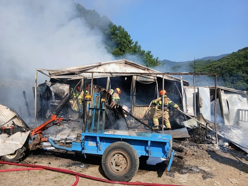 충북 진천군 광혜원면의 단독주택에서 화재가 발생했다. 진천소방서 제공.