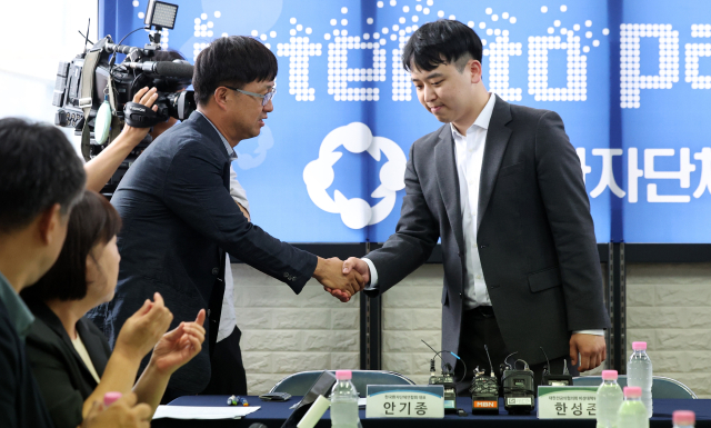 한성존 대한전공의협의회 비상대책위원장이 28일 서울 영등포구 한국환자단체연합회 사무실을 방문해 안기종 대표와 악수하고 있다. 연합뉴스
