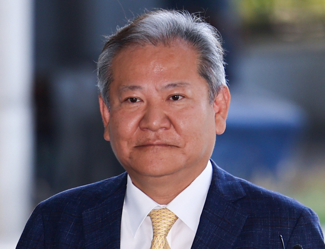 이상민 전 행정안전부 장관이 25일 내란특검 조사를 받기 위해 특검팀 사무실이 마련된 서울 서초구 서울고등검찰청으로 향하고 있다. 연합뉴스