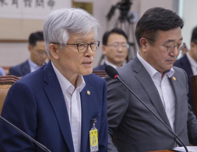 최동석 인사혁신처장이 22일 국회에서 열린 국회 법제사법위원회 전체 회의에 출석해 의원 질의에 답하고 있다. 연합뉴스