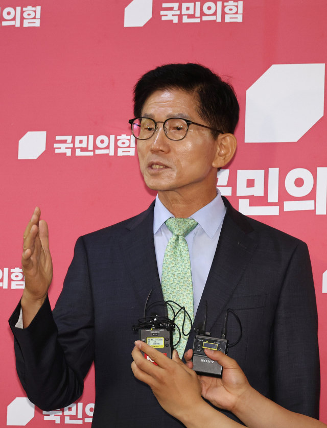 국민의힘 김문수 전 대선 후보가 4일 국회를 방문, 송언석 비상대책위원장 겸 원내대표와 만난 뒤 나와 취재진의 질문에 답변하고 있다. 연합뉴스