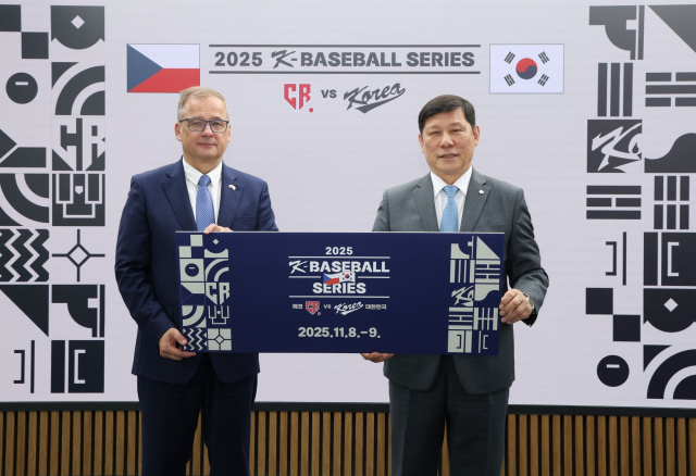 허구연 KBO 총재(오른쪽)와 이반 얀차렉 주한체코대사의 협약식 모습. KBO 제공