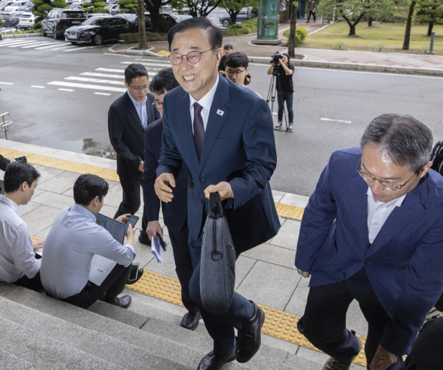 김윤덕 국토교통부 장관 후보자가 15일 정부과천청사에 마련된 인사청문회 준비 사무실로 첫 출근하고 있다. 연합뉴스