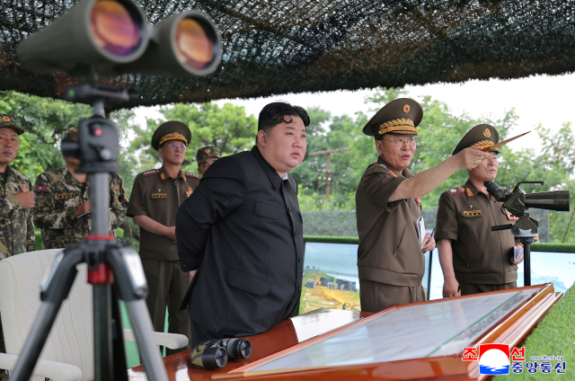 김정은 북한 국무위원장이 지난 23일 인민군 대연합부대 포병구분대들의 포사격훈련경기를 참관했다고 조선중앙통신이 24일 보도했다. 연합뉴스