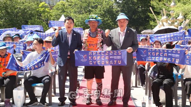 이범식씨가 28일 오후 22일 동안 광주~경주까지 400km를 걸어 경주화백밴컨벤션센터에 도착해 주낙영 경주시장과 이동협 경주시의회 의장과 함께 APEC 성공개최를 위한 퍼포먼스를 하고 있다. 김진만 기자