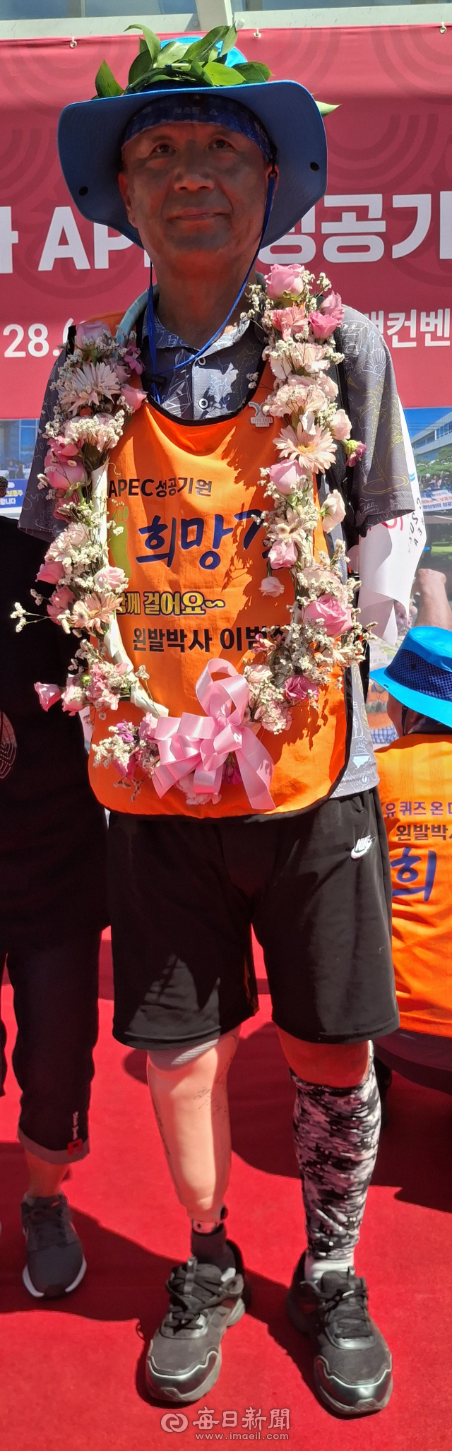 이범식씨가 APEC 성공개최를 기원하며 지난 7일 광주광역시를 출발해 경주까지 22일 동안 400km를 걸어 28일 최종 목적지인 경주화백밴컨벤션센터에 도착했다. 김진만 기자