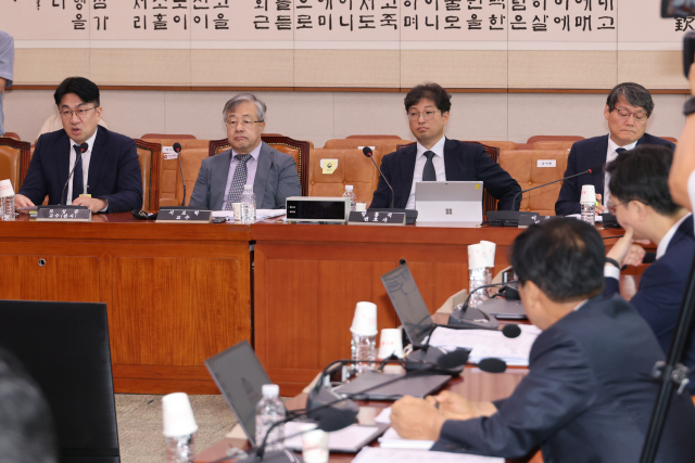 28일 국회 법제사법위원회에서 열린 검찰개혁 법안 관련 공청회에서 모성준 사법연수원 교수가 발표하고 있다. 왼쪽부터 모성준 사법연수원 교수, 서보학 경희대 법학전문대 교수, 양홍석 변호사, 이광철 변호사. 연합뉴스