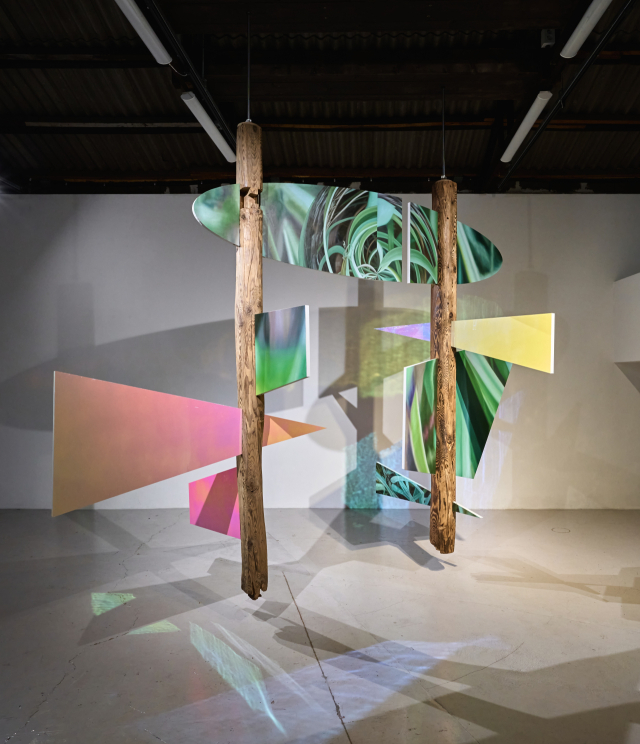 강민영, glide2, 2025, 대들보, 모터, Dichroic film, oil on canvas, 286x280x122cm(6 piece) 292x179x110cm(8 piece)