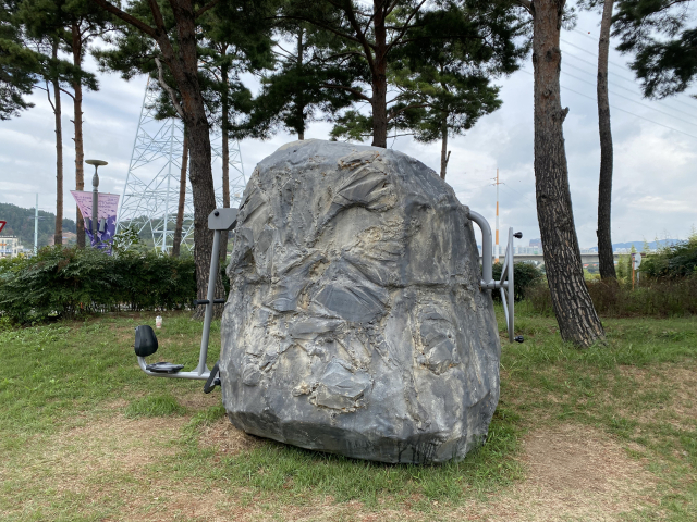 변카카, 구르는 사람과 역경에 부딪힌 바위, 2024, 강화플러스틱, 스타코, 아크릴 채색, 에나멜페인트, pvc, 320x240x190cm