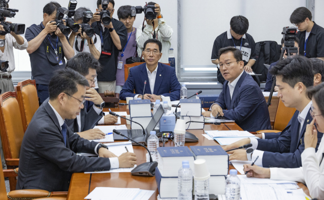 국회 환경노동위원회 국민의힘 간사인 김형동 의원(가운데 오른쪽)이 28일 국회 환노위 소회의실에서 열린 고용노동밥안소위에서 노조법 2·3조(노란봉투법) 개정안 심사를 앞두고 발언하고 있다. 연합뉴스