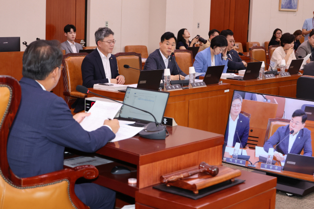 22일 국회 문화체육관광위원회 전체회의에서 국민의힘 김승수 의원이 최휘영 문화체육관광부 장관 후보자에 대한 인사청문회 관련 자료 제출을 요구하고 있다. 이날 회의에서 청문회 증인과 참고인은 여야 간사 합의 불발로 채택되지 못했다. 연합뉴스