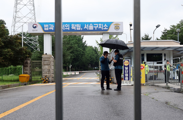 지난 16일 경기도 의왕시 서울구치소 앞에서 경찰이 대기하고 있다. 연합뉴스