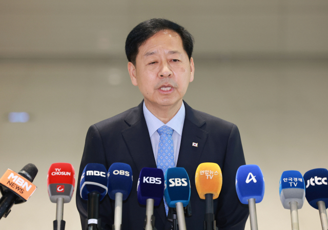 스콧 베선트 미국 재무장관과 면담하기 위해 워싱턴DC로 향하는 구윤철 부총리 겸 기획재정부 장관이 29일 인천국제공항 제2여객터미널에 도착해 인터뷰하고 있다. 구 부총리와 베선트 장관의 회담은 그간 이어져 온 양국 간 통상논의를 막바지 조율하는 자리가 될 전망이다. 연합뉴스