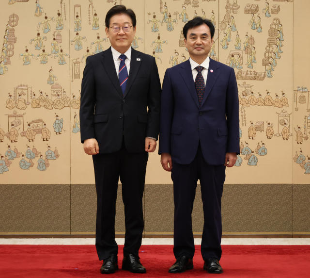 이재명 대통령이 28일 용산 대통령실에서 안규백 국방부 장관에게 임명장 수여 후 기념촬영을 하고 있다. 연합뉴스