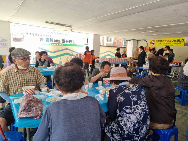 김천시 황금시장 상인회(회장 박선광)는 지난 28일, 지역 어르신과 인근 주민들을 초청해 닭백숙 나눔 행사를 개최했다. 김천시 제공