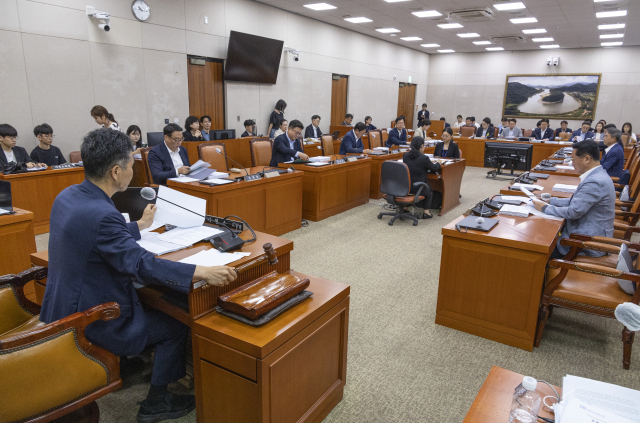 24일 국회에서 농림축산식품해양수산위원회 법안심사소위원회가 개회되고 있다. 이날 농해수위 법안소위에서는 양곡관리법 일부개정법률안,농지법안,농수산물 유통 및 가격안정에 관한 법률 일부개정법률안 등을 심사할 예정이다. 연합뉴스